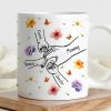 Personalized Mug for Mom & Grandma Meaningful Family Connection Gift with Custom Names & Hand-Holding Illustration